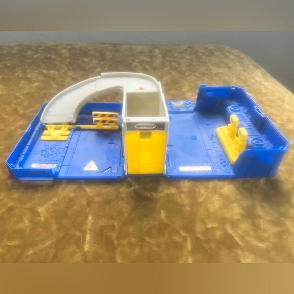 Vintage 2001 Matchbox Police Station Case Box  Has Ramp Pieces - Picture 8 of 10